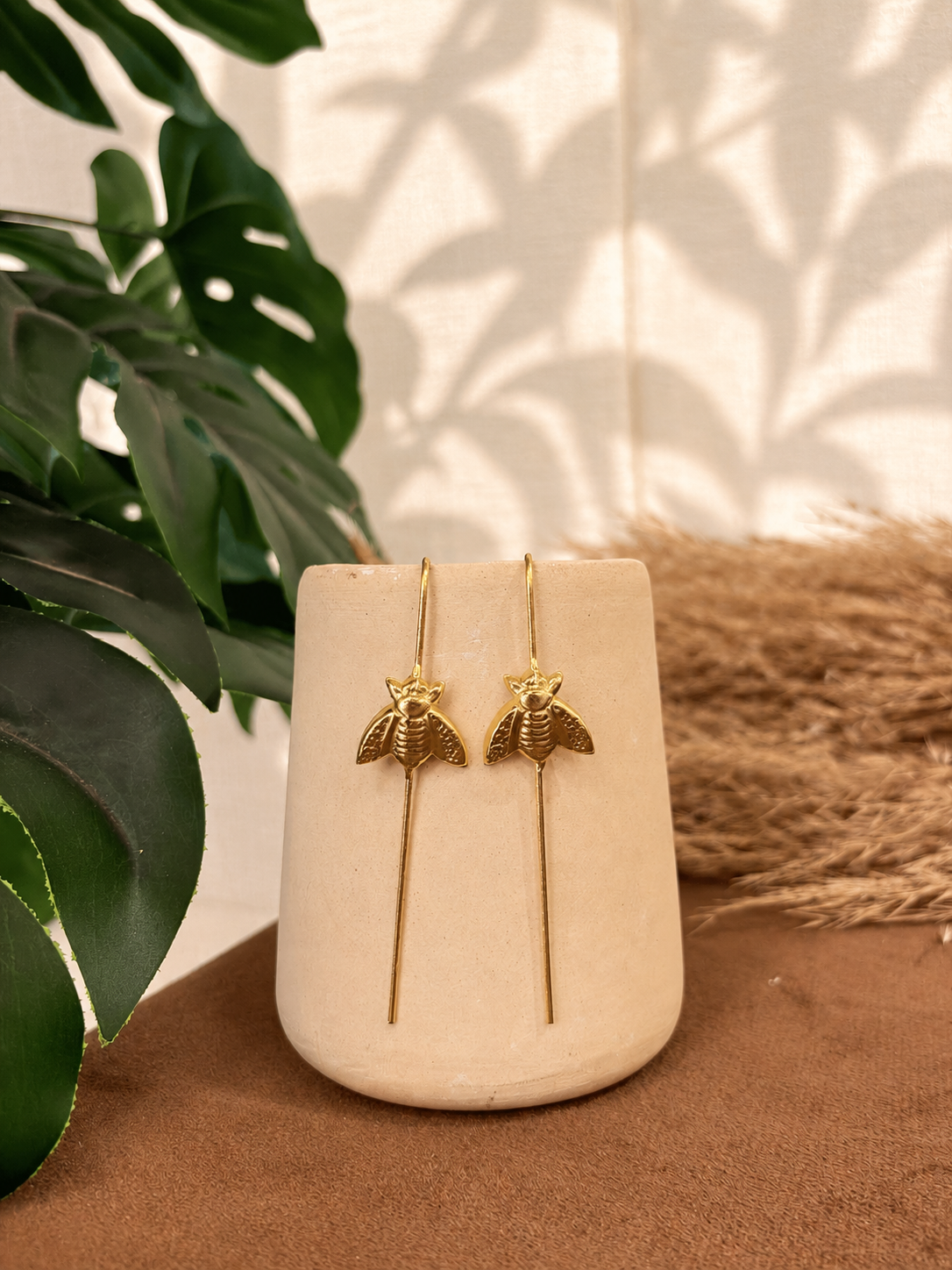 Bee earcuff