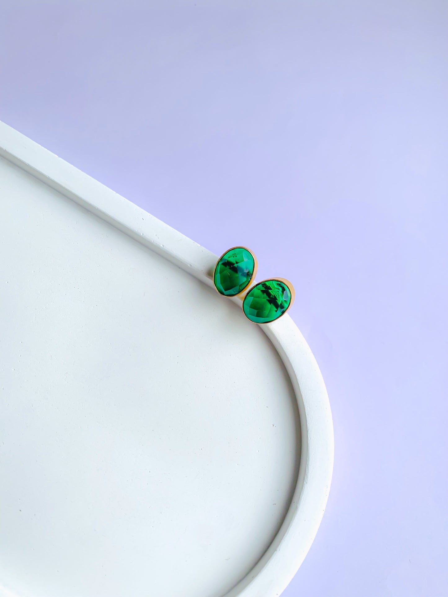 Emerald green stud